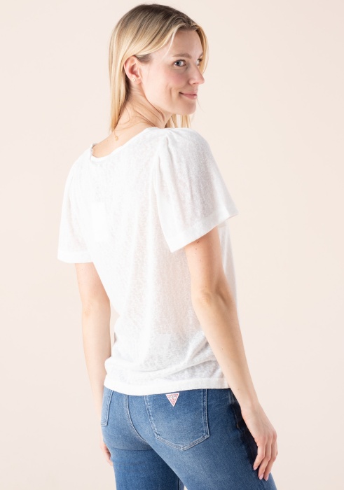 b.young blūze Sakia