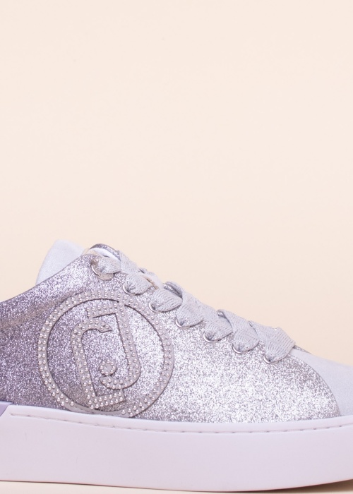 Liu-Jo kedas Silvia 82