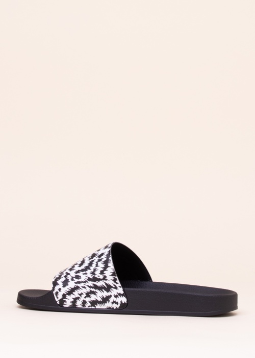 Karl Lagerfeld baseina iešļūcenes Kondo