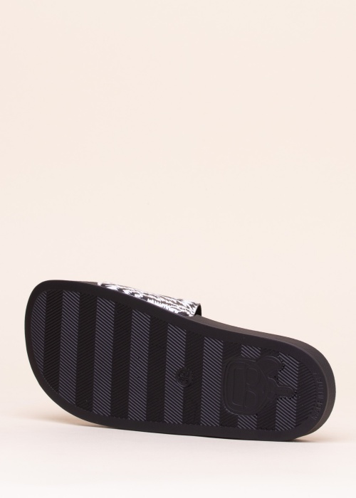 Karl Lagerfeld baseina iešļūcenes Kondo