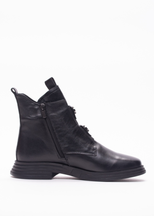 Molly Bessa puszābaki