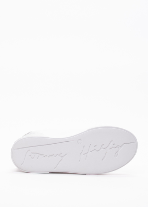 Tommy Hilfiger kedas Crystal
