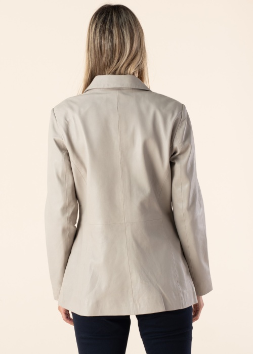 Saki Īsā jaka Elsa