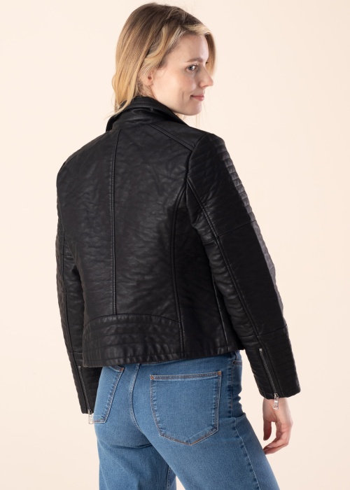 b.young Īsā jaka Basio