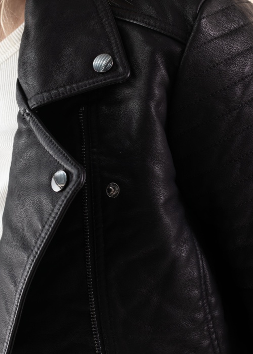 b.young Īsā jaka Basio