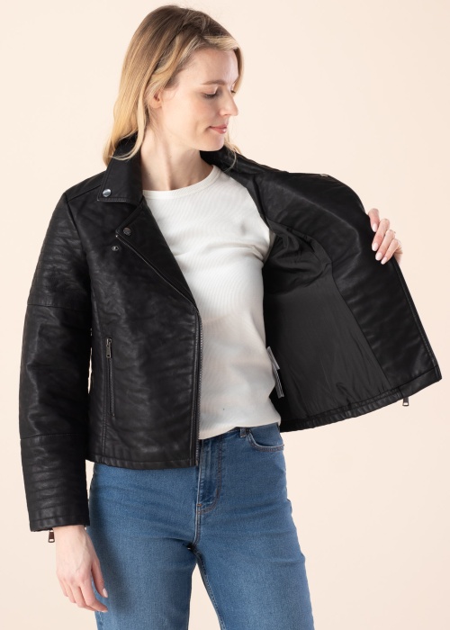 b.young Īsā jaka Basio