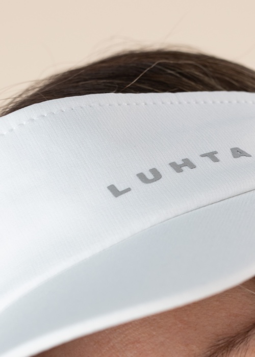 Luhta cepure ar nagu Naumola