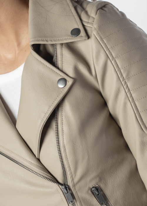 Noisy May Īsā jaka Rebel