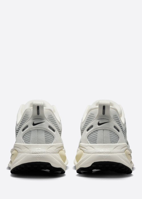 Беговые кроссовки Vomero 18 Nike