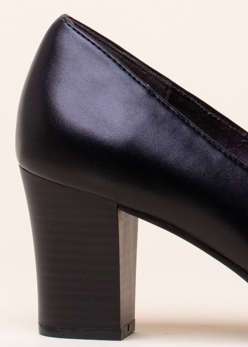 Jana slēgtas kurpes