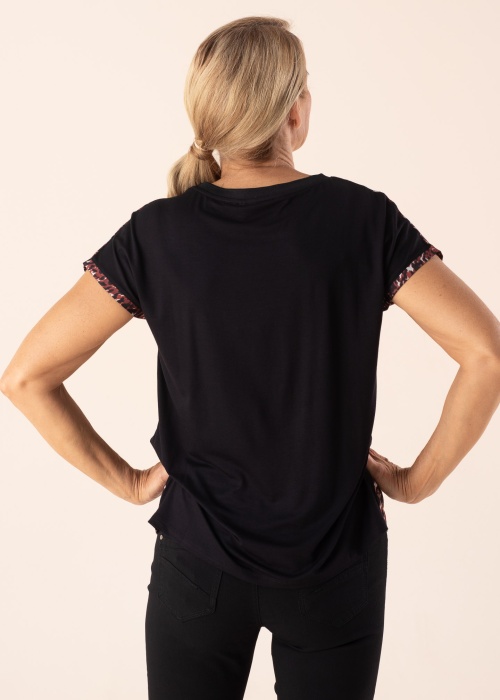 b.young blūze Panya Leo