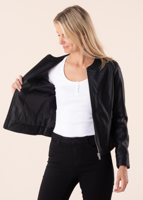 b.young Ādas jaka Acom