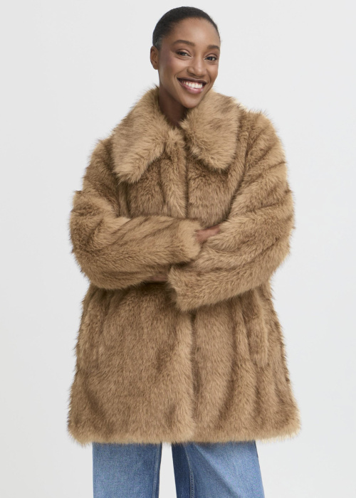 b.young kažoks Akaja