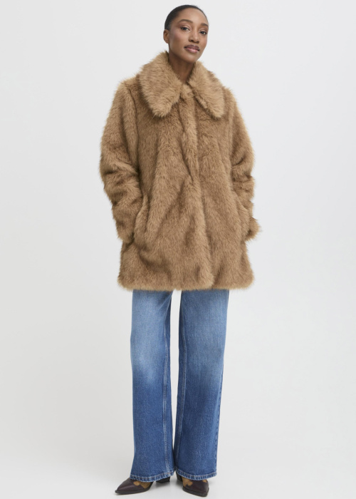 b.young kažoks Akaja