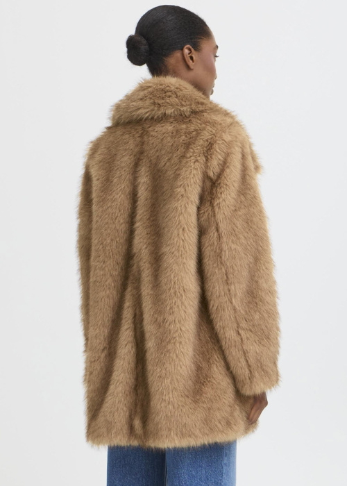 b.young kažoks Akaja