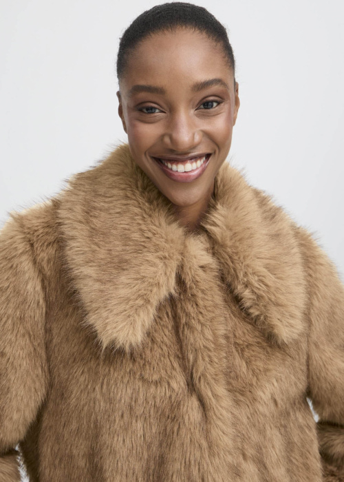 b.young kažoks Akaja