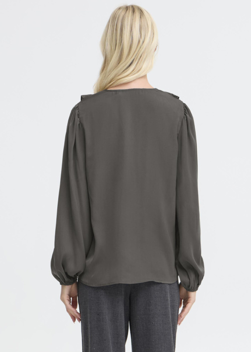 b.young blūze Igomi