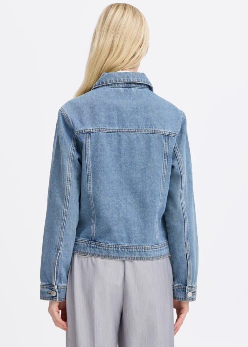 b.young Īsā jaka Kerina