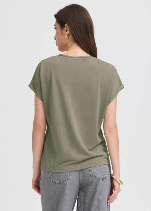 b.young blūze Pareesa