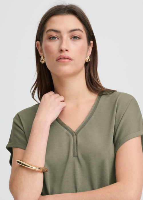 b.young blūze Pareesa