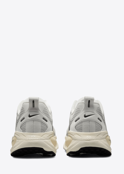 Беговые кроссовки Vomero 18 Nike