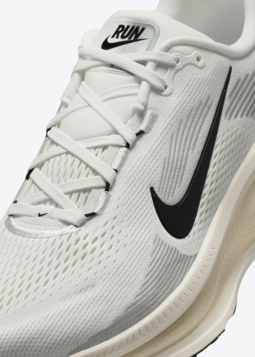 Беговые кроссовки Vomero 18 Nike