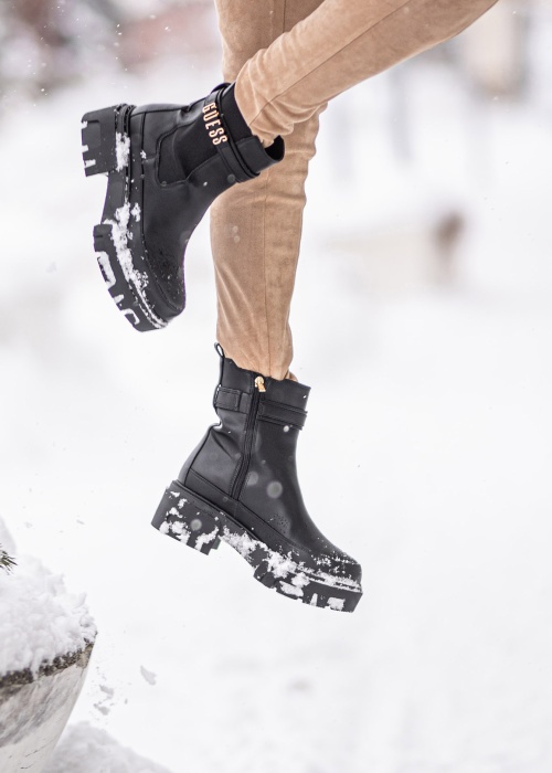 Guess puszābaki Yelma