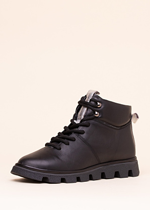 Molly Bessa puszābaki