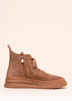 Molly Bessa puszābaki