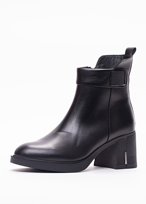 Molly Bessa puszābaki