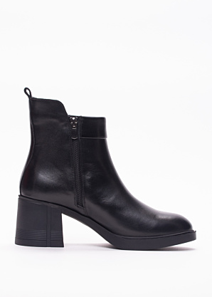 Molly Bessa puszābaki