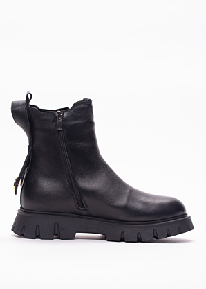 Molly Bessa puszābaki