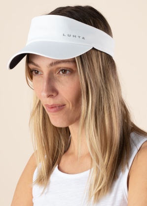 Luhta cepure ar nagu Naumola