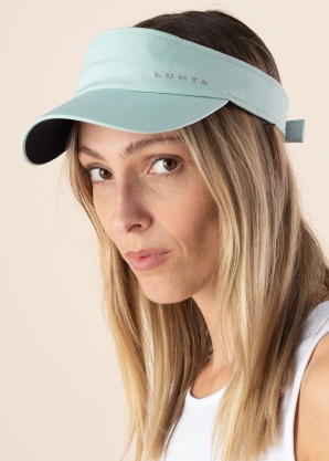 Luhta cepure ar nagu Naumola