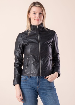 Saki Īsā jaka Livvy