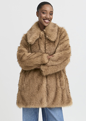 b.young kažoks Akaja