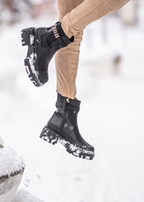 Guess puszābaki Yelma